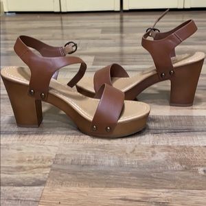 Soda brand chunky faux leather heal